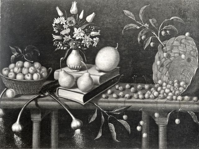 Anonimo — Anonimo sec. XVII - Natura morta con vaso di fiori, cesti di frutta, ortaggi e libri — insieme